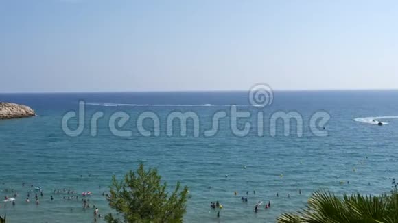 在暑假期间您可以在地中海海滩上看到大量游客和雨伞视频的预览图