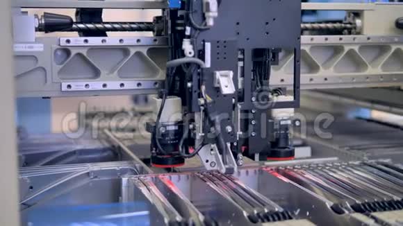 自动化citcuit板生产的工业设备4K视频的预览图
