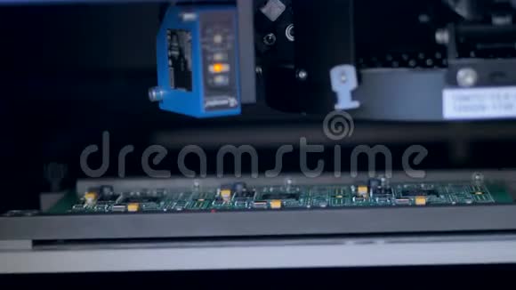 机器人循环板机生产数字电子元件4K视频的预览图
