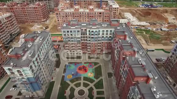 住宅建筑群建筑面积的鸟瞰图视频的预览图