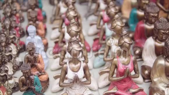女性在冥想时的瑜伽姿势雕像纪念品照相机正慢慢地沿着数字线前进视频的预览图