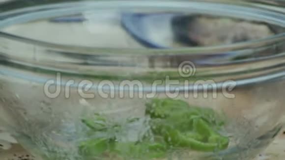 厨师用煮熟的土豆青椒欧芹迷迭香枝和柠檬调料在玻璃碗里做沙拉视频的预览图