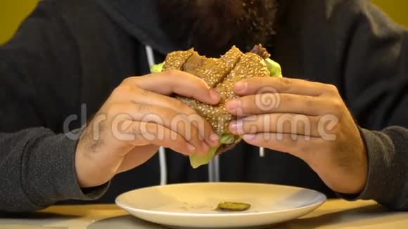 成年人吃汉堡快餐不健康食品视频的预览图
