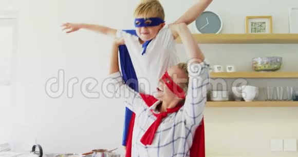 母亲和儿子在4k客厅假装超级英雄视频的预览图