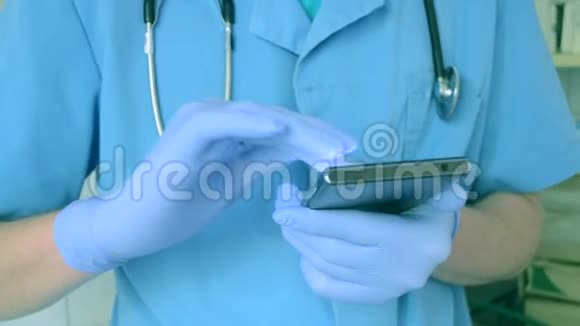 戴着蓝手套和蓝手机的医生视频的预览图