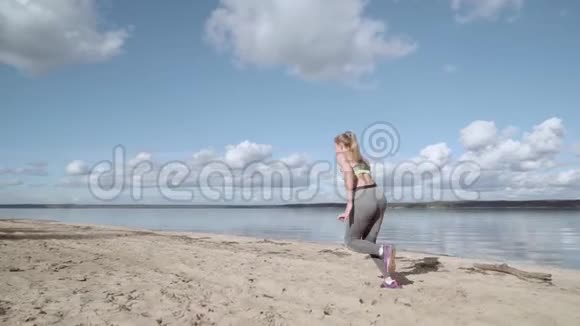 话题中的女孩沿着沙滩奔跑那个女孩在逃跑一个年轻的女孩沿着海岸奔跑慢动作视频的预览图