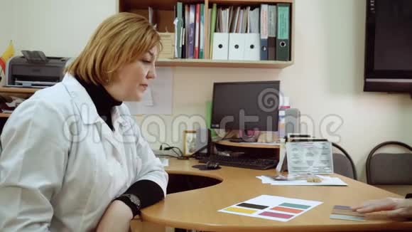 一位女性心理学家解释了将测试通过给病人的方法一个女人用一个视频的预览图