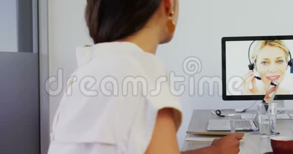 商务主管在电脑4k视频通话时讨论视频的预览图