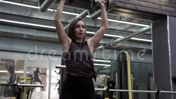 迷人的年轻女子做肌肉锻炼视频的预览图