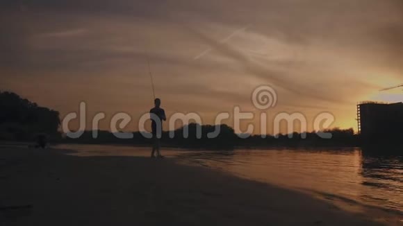 渔夫把一根钓鱼竿扔进河里视频的预览图