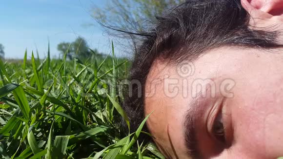 一个长着可怕的脸躺在草地上的白人视频的预览图