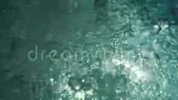 在水下海水的波浪和阳光透过水面照射视频的预览图