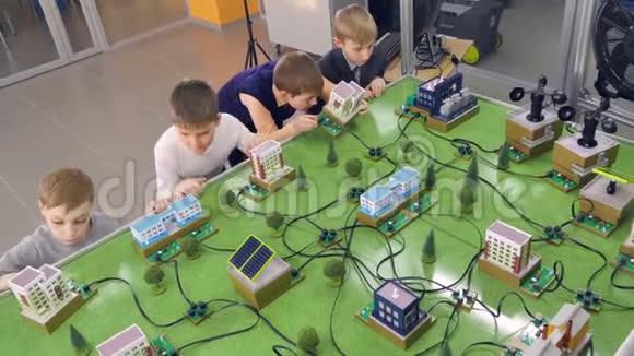 小学生在城市原型上学习替代能源项目视频的预览图