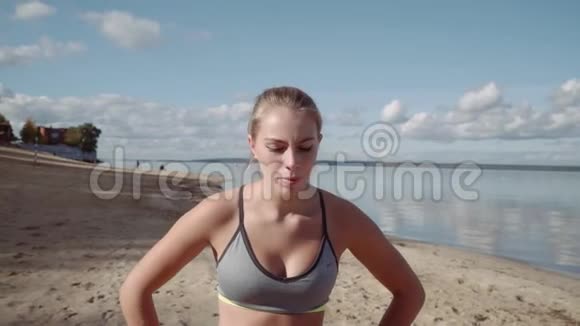 那个疲惫的女孩跑了一趟岸边田径运动员的肖像视频的预览图