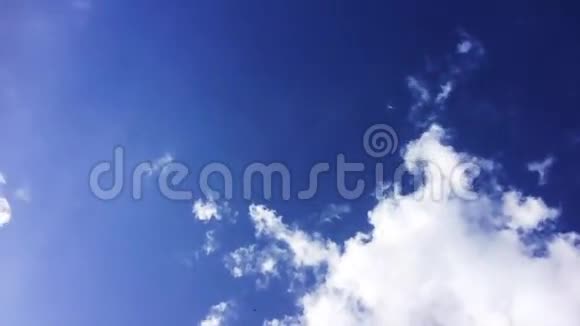 旋转多云的天空视频的预览图