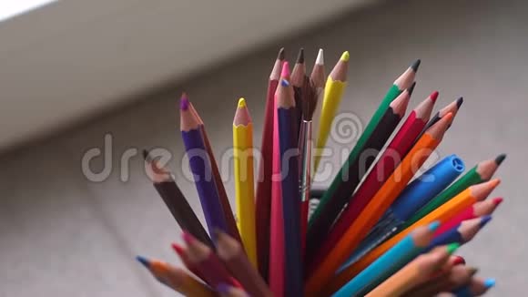 文书杯里的一套彩色铅笔视频的预览图