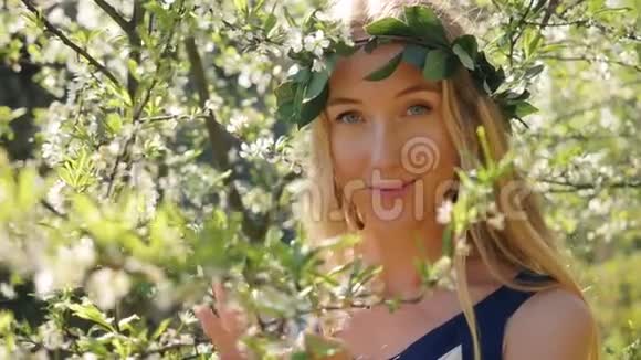 梅花树上的年轻美女肖像视频的预览图