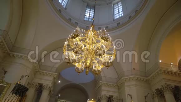 大教堂的天花板和吊灯视频的预览图