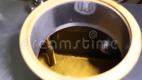 容器中黄色透明液体视频的预览图