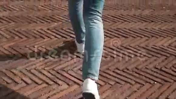 女游客在意大利罗马的台阶上奔跑并在智能手机上拍摄康斯坦丁拱门竞技场的照片慢动作视频的预览图