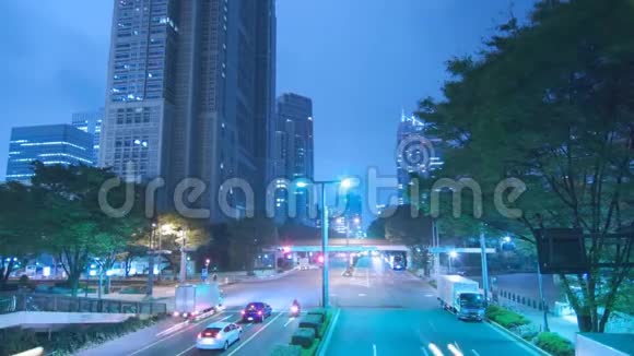 精彩的稳定的时间流逝的霓虹灯蓝色的夜光照明繁忙的交通现代的市中心建筑高速公路视频的预览图