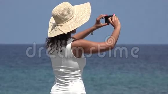 游客拍摄海洋照片视频的预览图