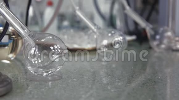 蒸馏水在实验室滴入瓶中视频的预览图