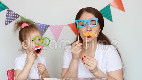 母女俩玩得开心笑着笑着用不同的装饰来庆祝节日a的概念视频的预览图