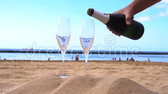 沙滩上有香槟视频的预览图
