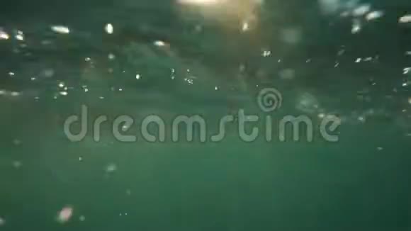 在水下海水的波浪和阳光透过水面照射视频的预览图
