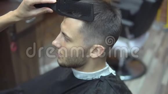 自信的人在理发店拜访发型师视频的预览图