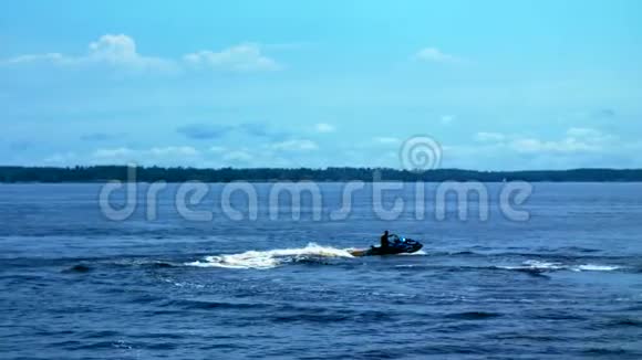 穿着jetski的男人在水里奔跑视频的预览图