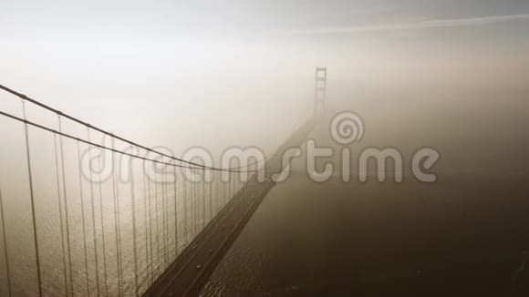 奇妙的空中飞行飞越蓬松的白云雾霭的天空飞越现代城市旧金山金门大桥视频的预览图