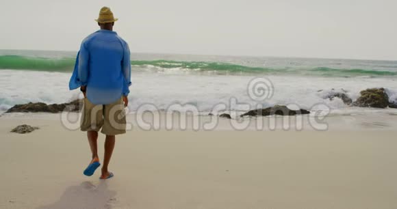 非裔美国人在海滩散步的后景视频的预览图