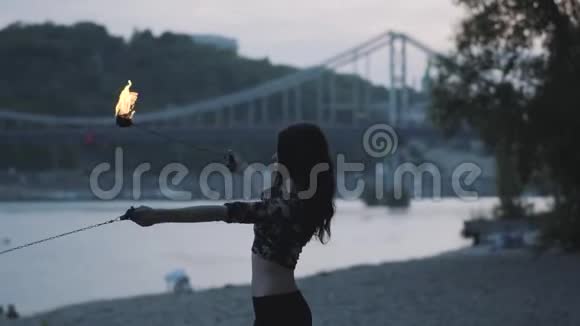 肖像可爱自信的女人表演一场表演火焰站在森林或公园有技巧的消防艺术家视频的预览图