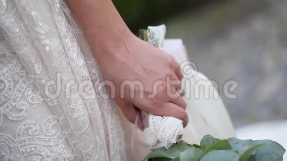 贴身新郎新娘婚礼的元素西服和礼服视频的预览图