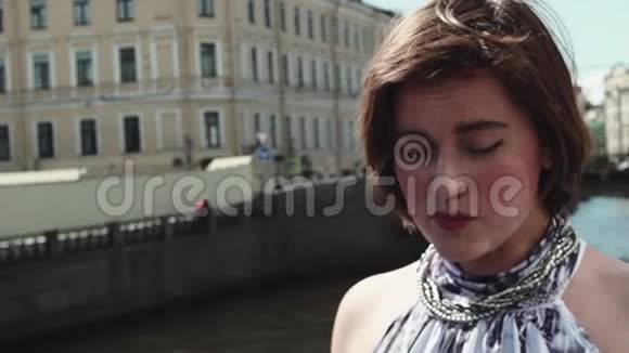 在老城区的河边一个穿着斑点裙子的可怜的年轻女子在唱歌视频的预览图