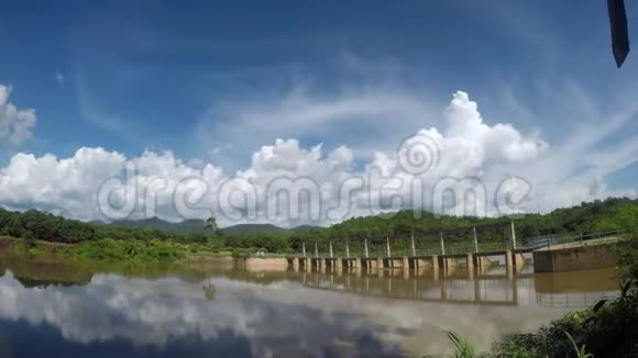 大坝上的时间推移云和蓝天视频的预览图