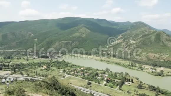 从格鲁吉亚东正教修道院Jvari到Mtskheta的山景视频的预览图