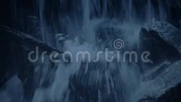 傍晚经过崎岖的山瀑布视频的预览图