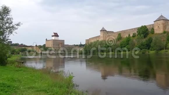 德国城堡和伊万哥罗德堡垒8月阴天视频的预览图
