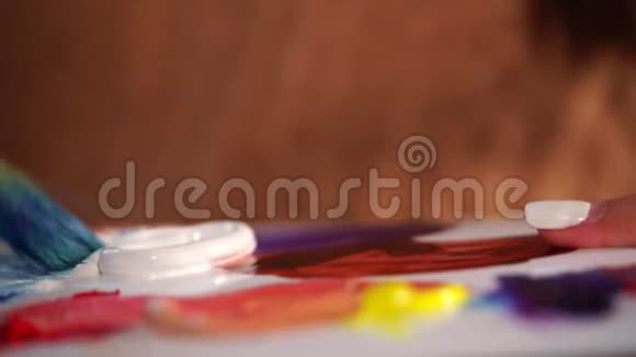 宏拍的艺术调色板用多种颜色的丙烯酸涂料刷的是染料视频的预览图