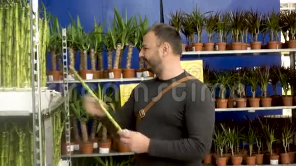 一个男人在宜家的购物中心选择植物视频的预览图