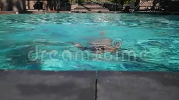 游泳池里水中的年轻女子美女肖像视频的预览图