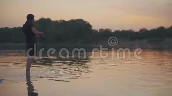 渔夫把一根钓鱼竿扔进河里视频的预览图