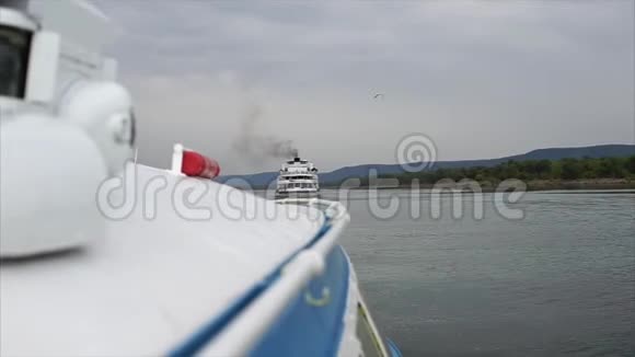 沿着河航行的旅游船视频的预览图