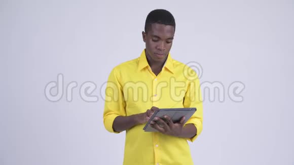 年轻快乐的非洲商人用数码平板电脑思考视频的预览图