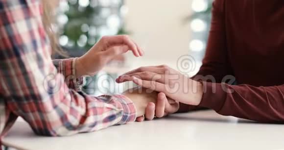 男人握着女人的手在桌子上视频的预览图