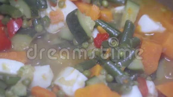 用铁锅煮海鲜和蔬菜视频的预览图