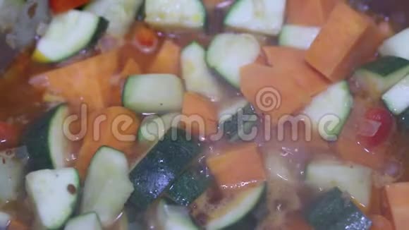 用铁锅煮海鲜和蔬菜视频的预览图